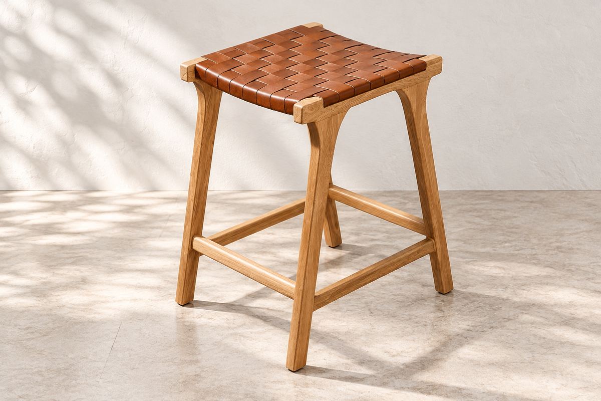 Taburete de rosa morada con asiento de piel tejida
